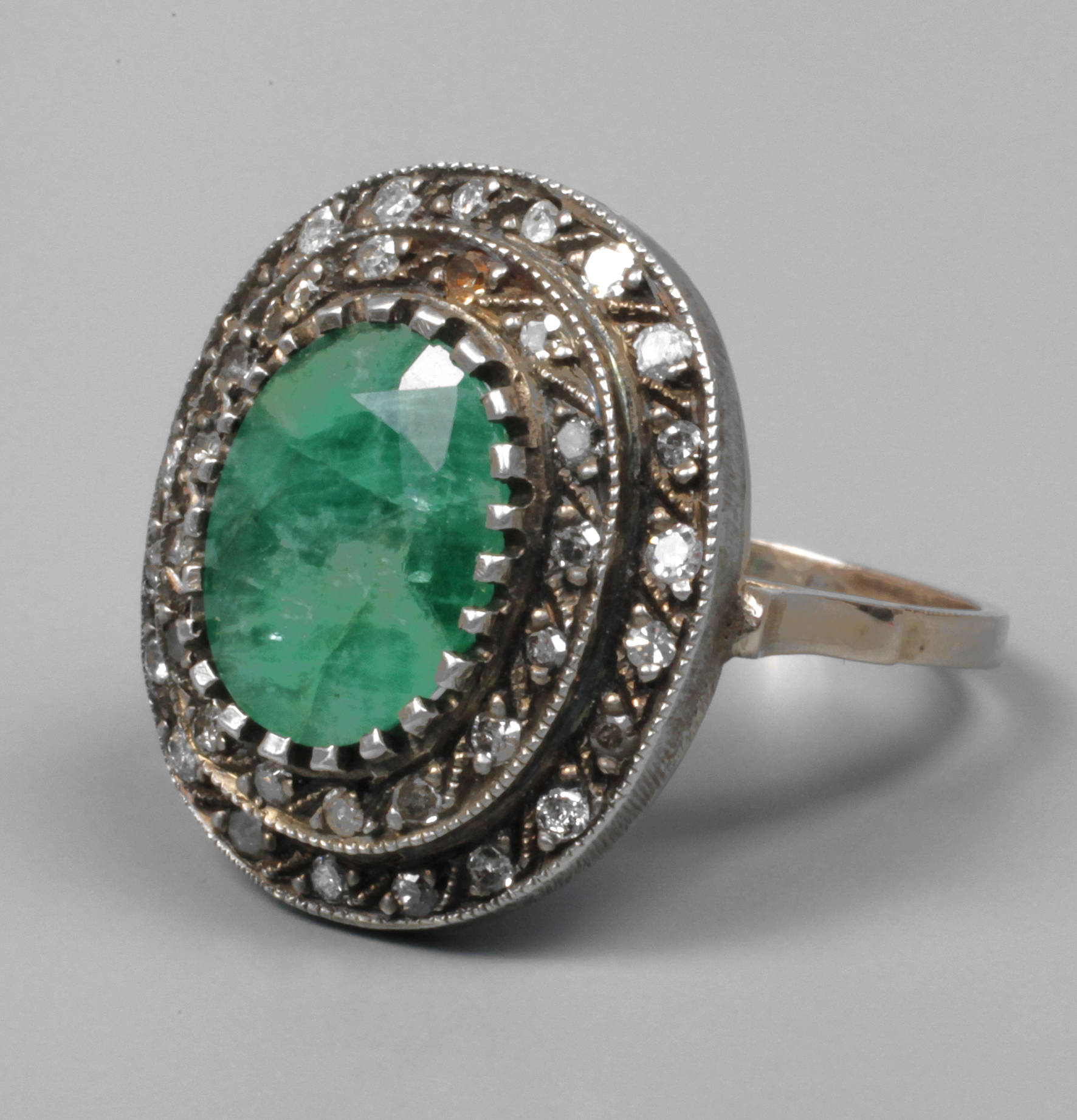 Smaragdring mit Diamanten