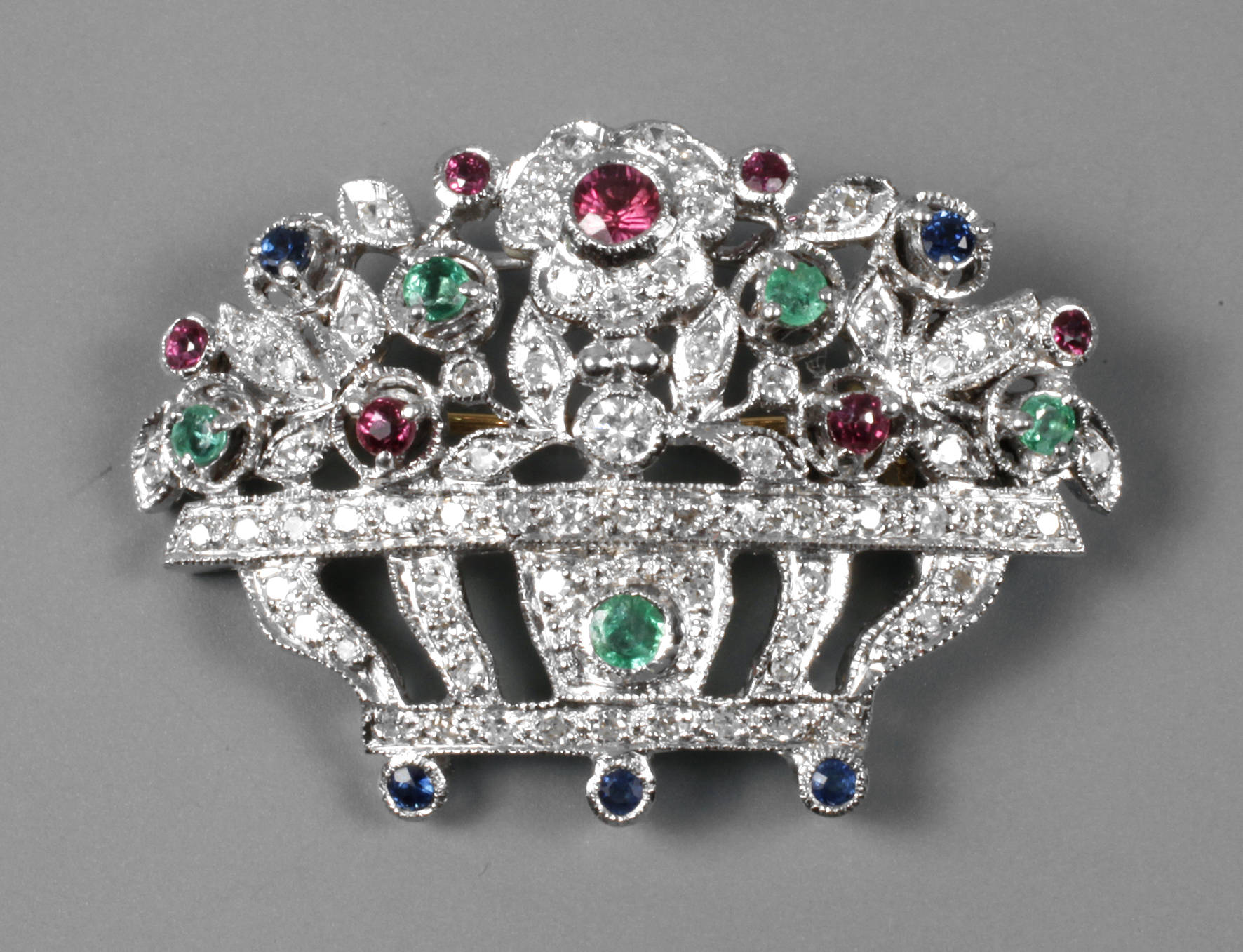 Korbbrosche mit Edelsteinen
