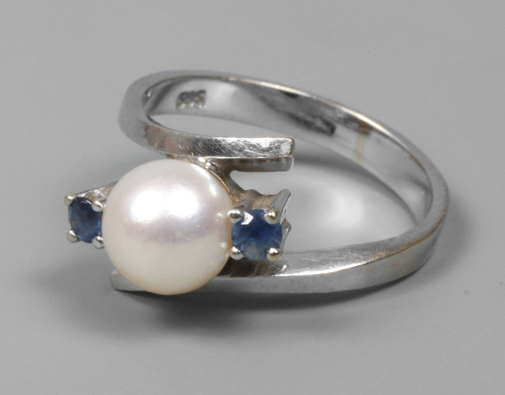 Perlring mit Saphir