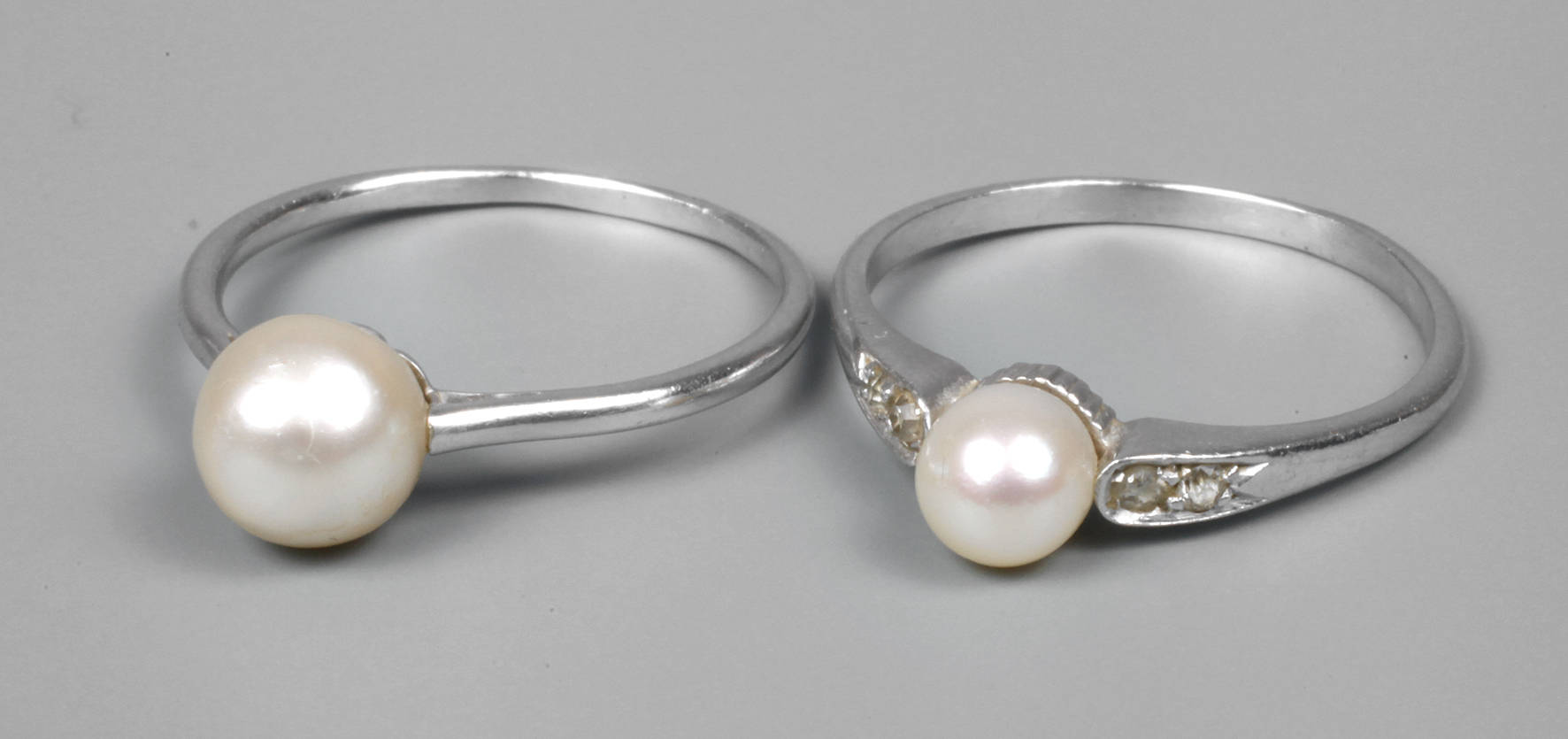 Zwei Goldringe mit Perle