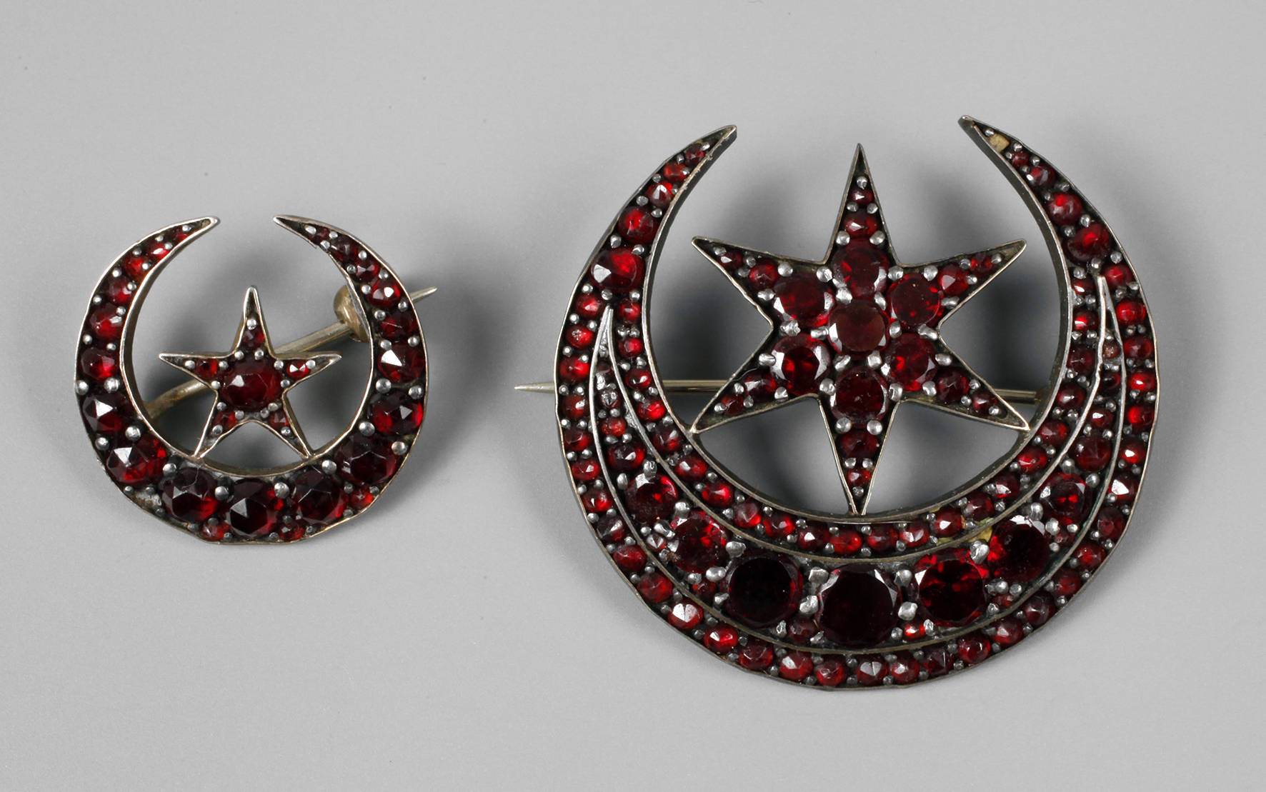 Zwei Granat-Monde mit Stern