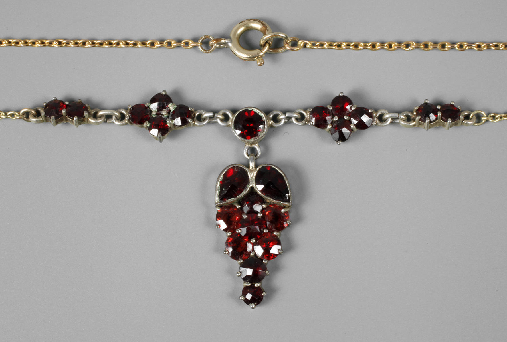 Granat-Collier