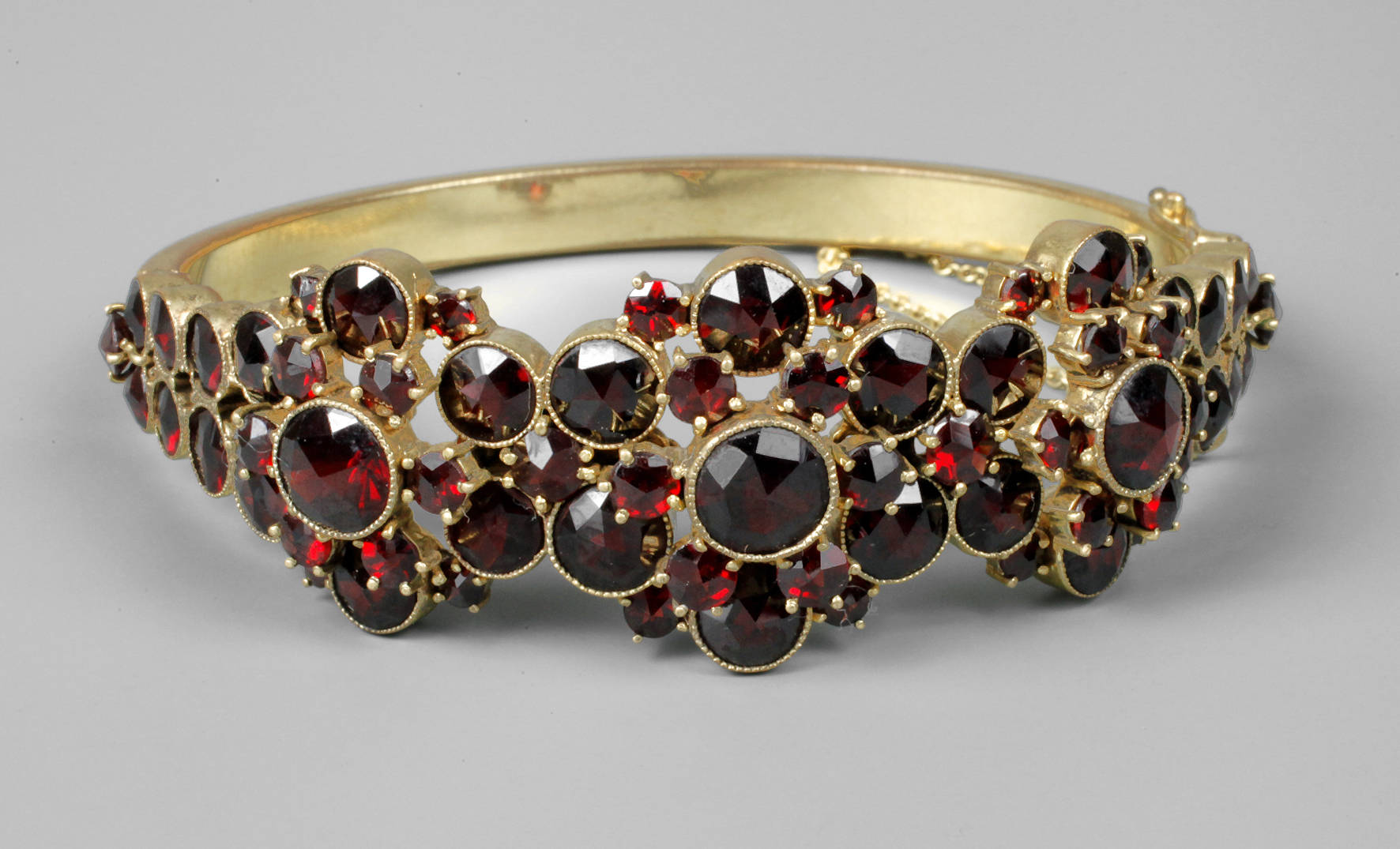 Großer Granatarmreif