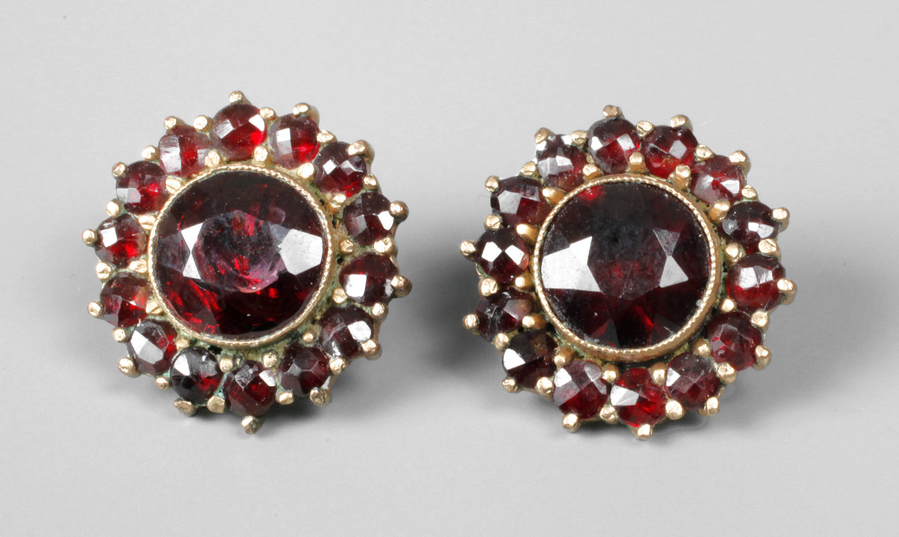 Paar Ohrstecker Granat