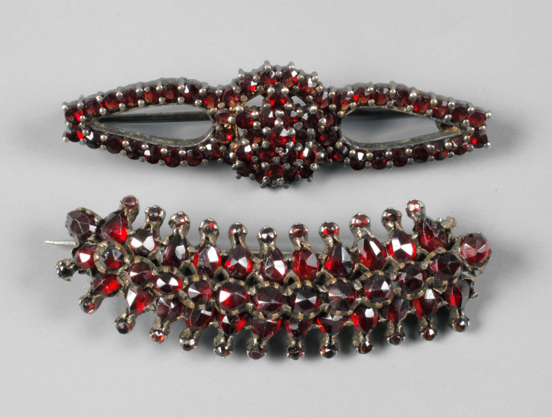Zwei Granatbroschen Jugendstil