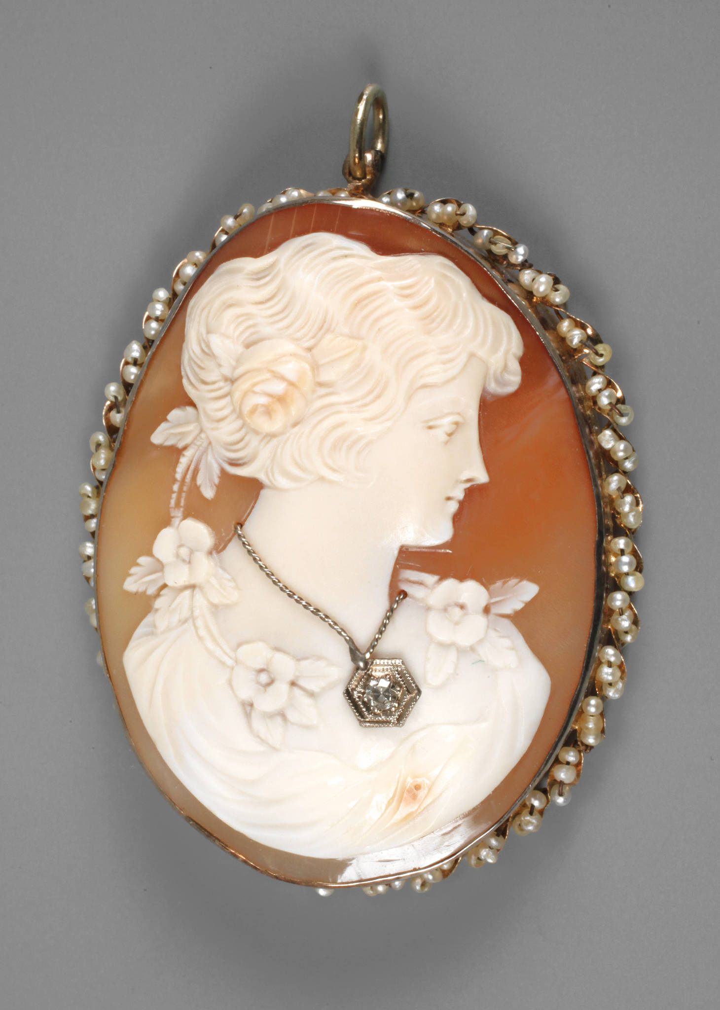 Große Muschelcamée mit Diamant