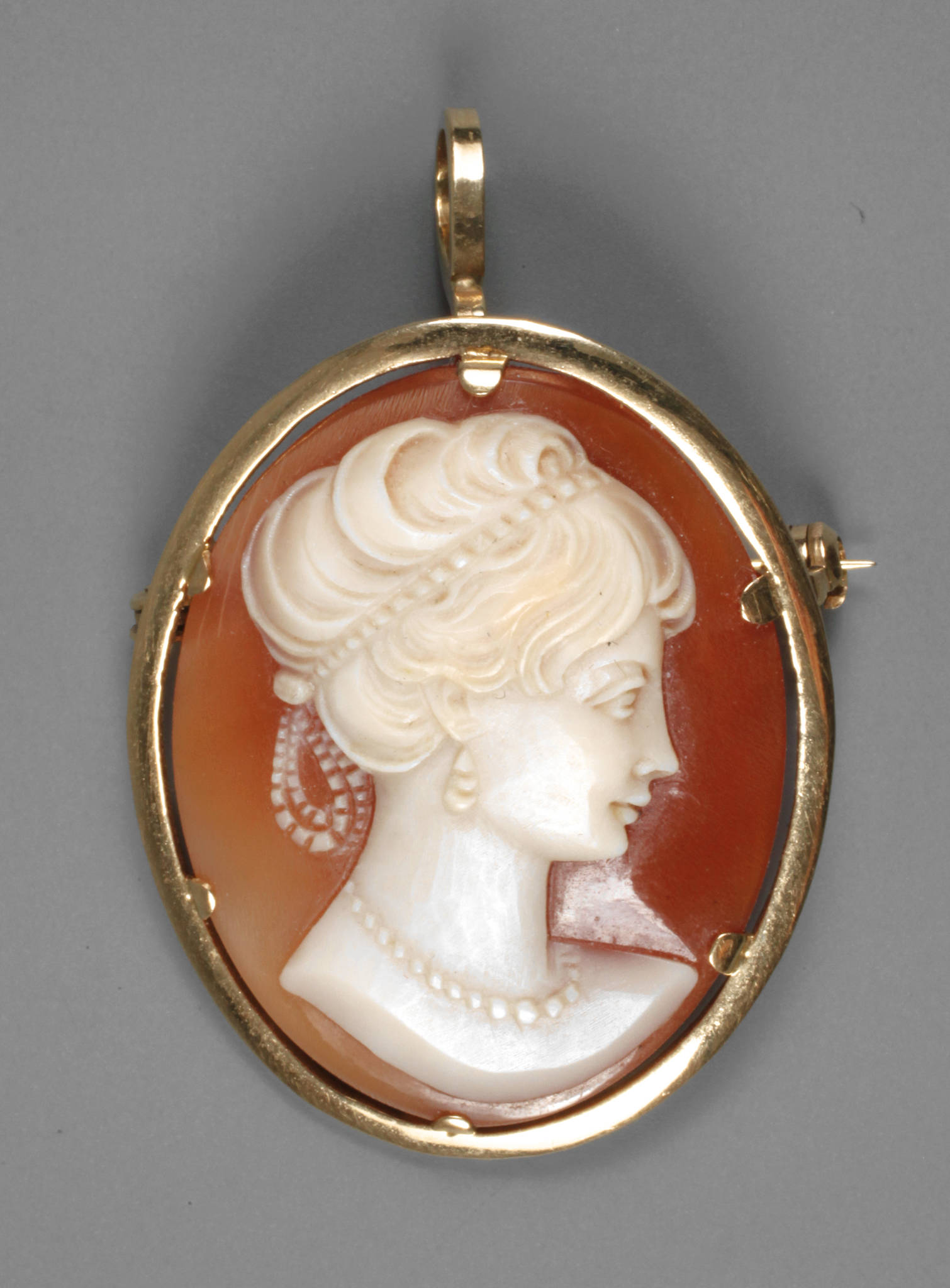 Muschelcamée in Goldfassung