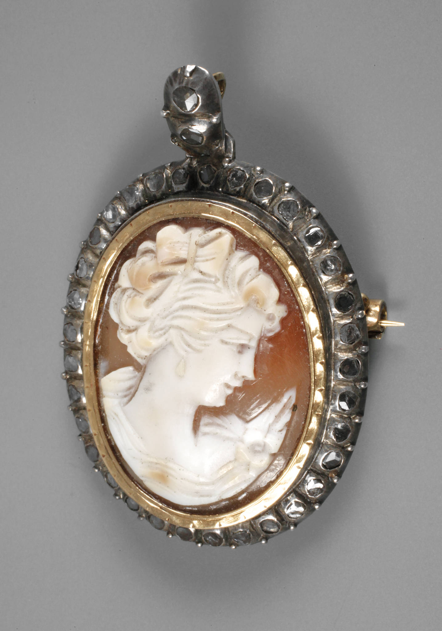 Muschelcamée mit Diamanten