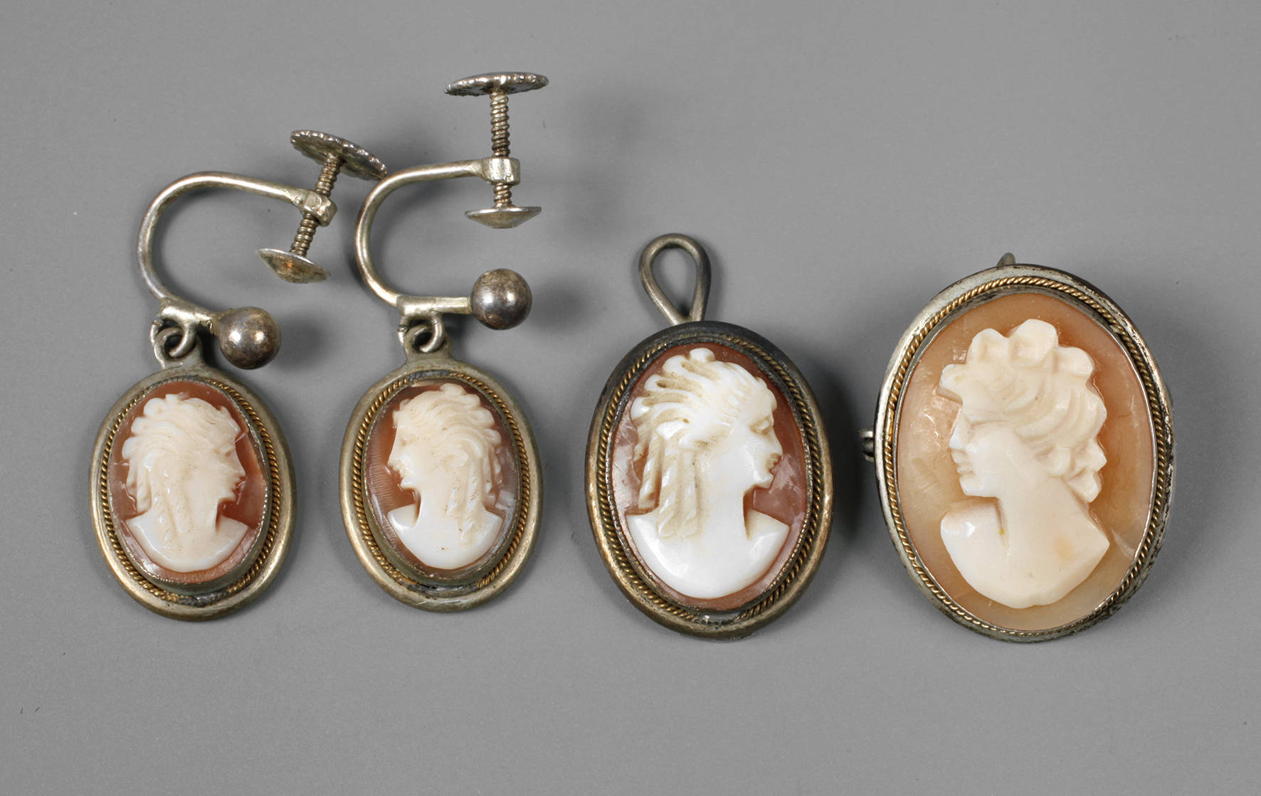 Vier Teile Gemmenschmuck