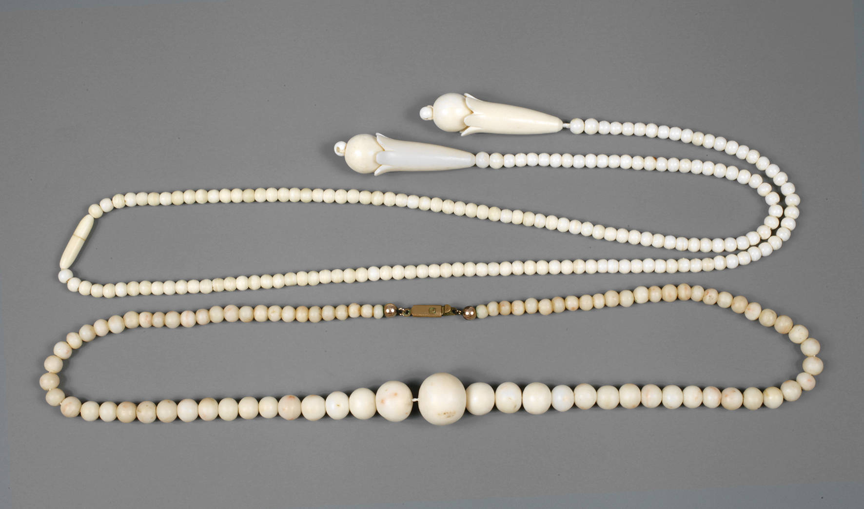 Zwei Ketten Koralle und Elfenbein