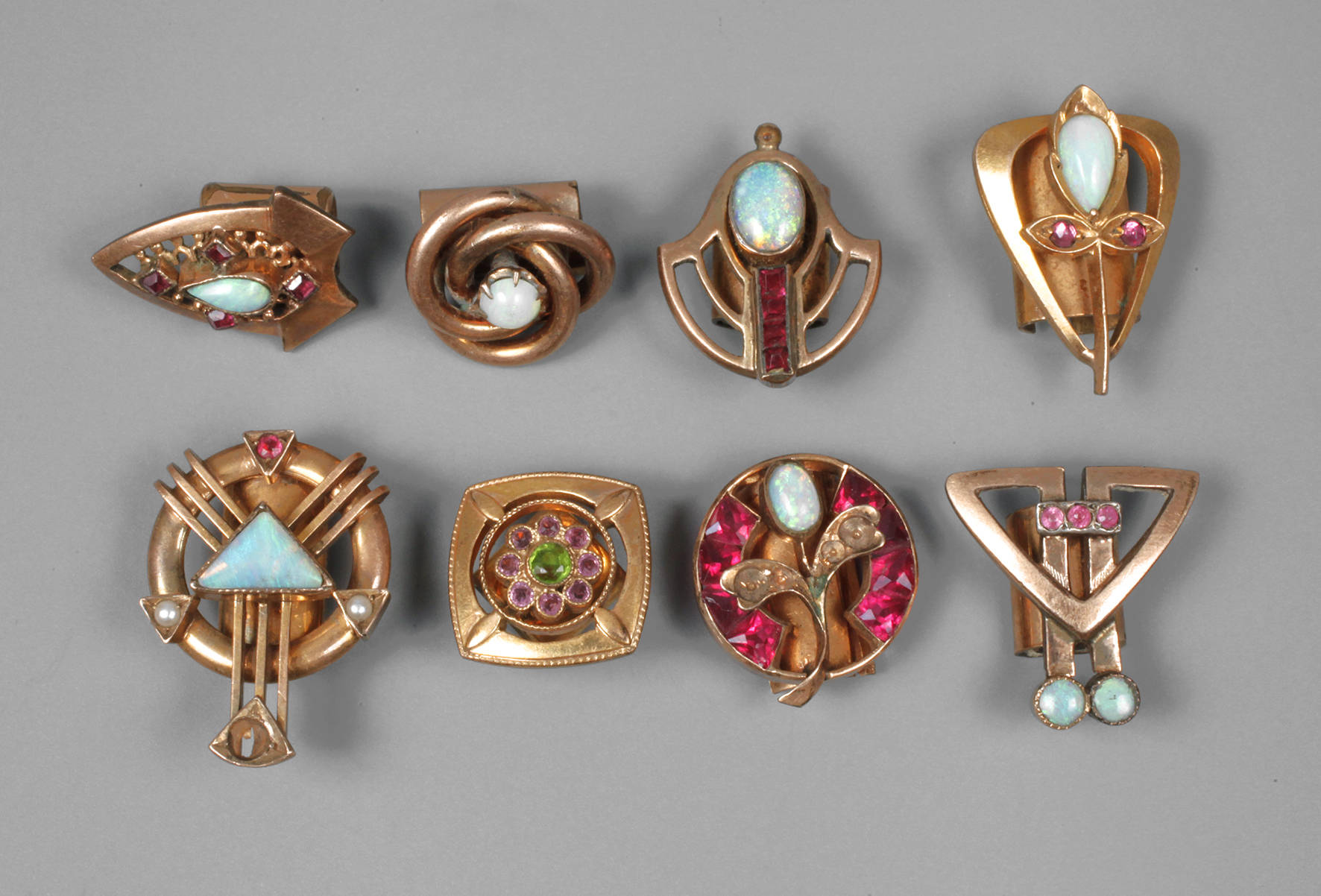 Acht Uhrenschieber mit Edelopalen