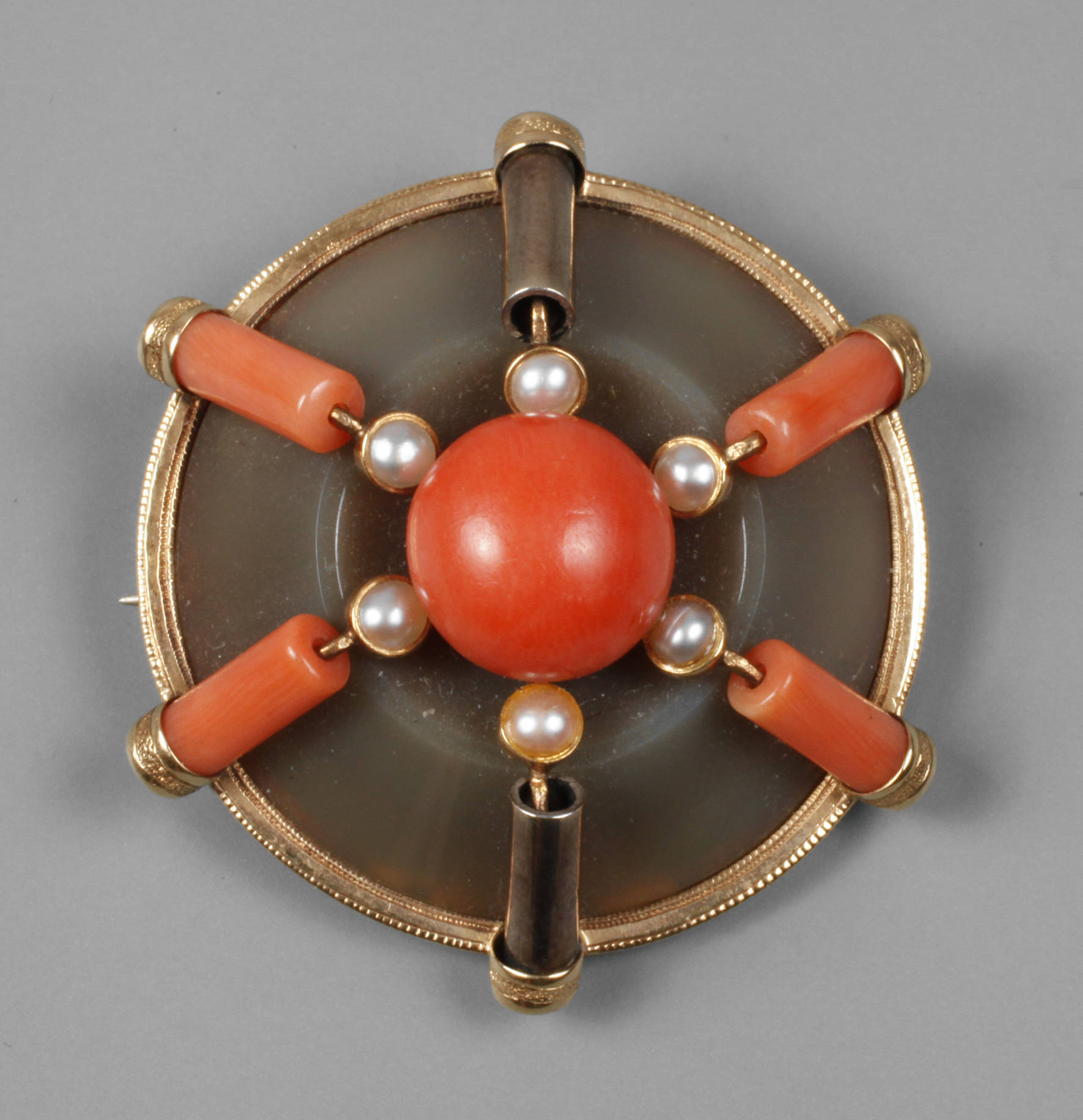 Korallen-Brosche mit Goldfassung