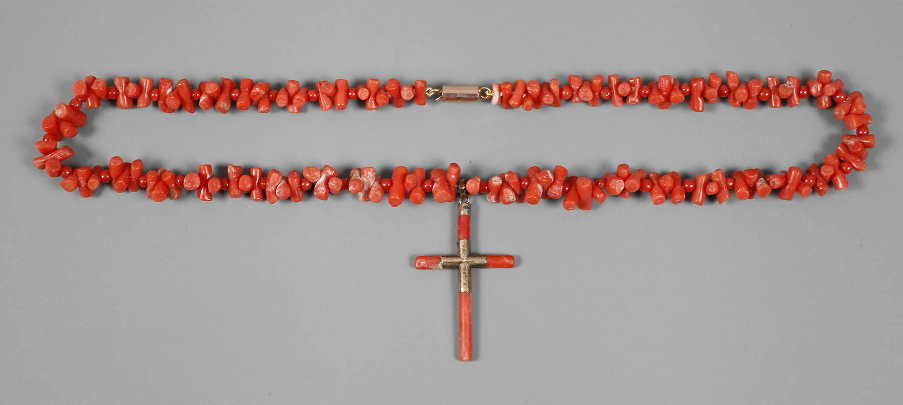 Korallenkette mit Kreuzanhänger