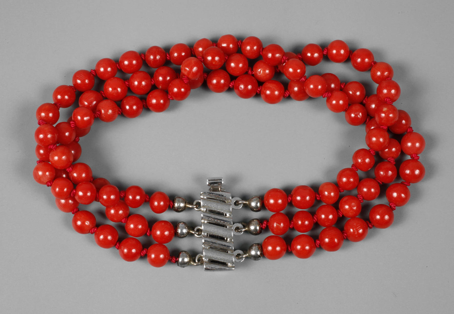 Dreireihiges Korallenarmband
