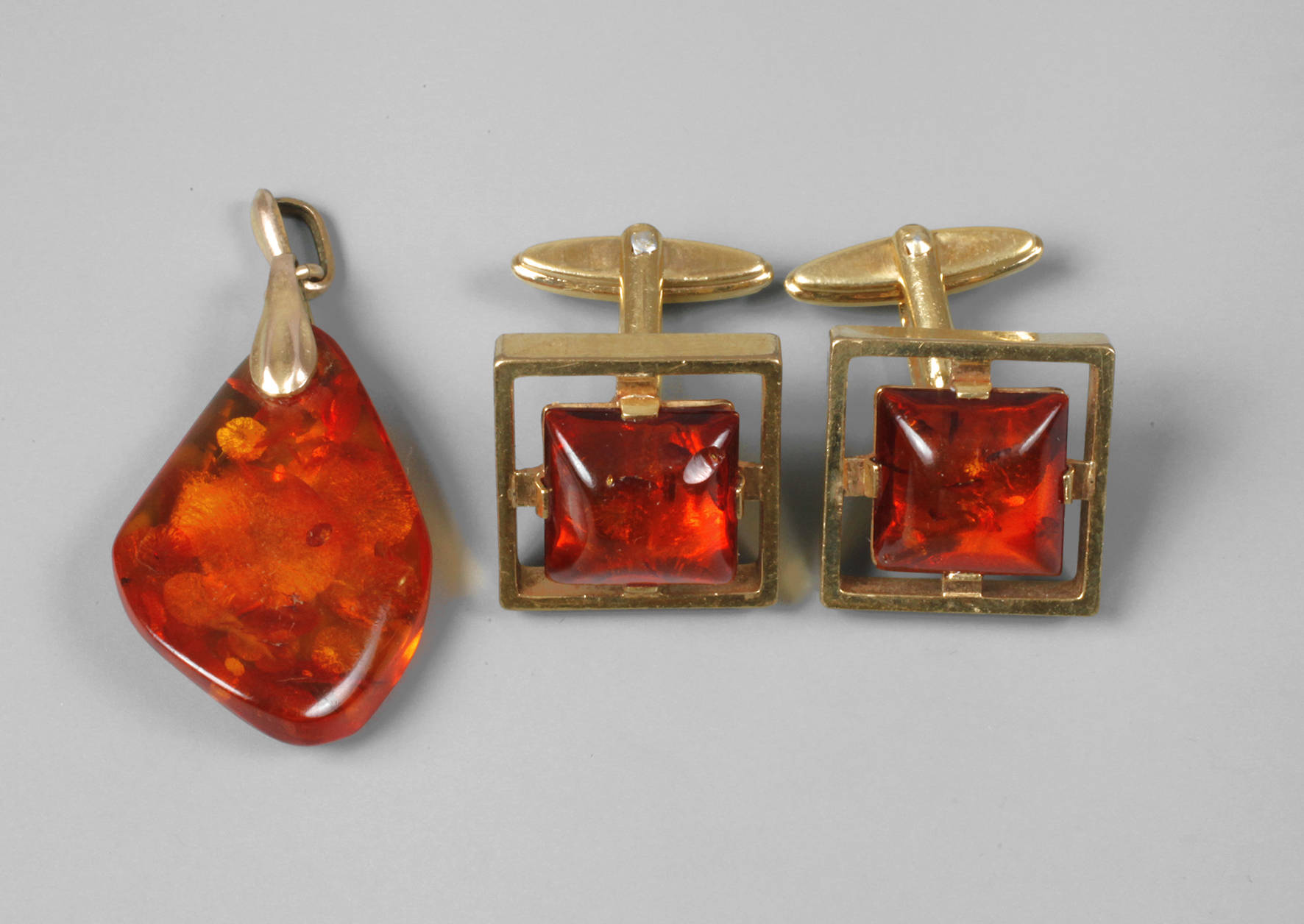 Bernstein Paar Manschettenknöpfe und Anhänger