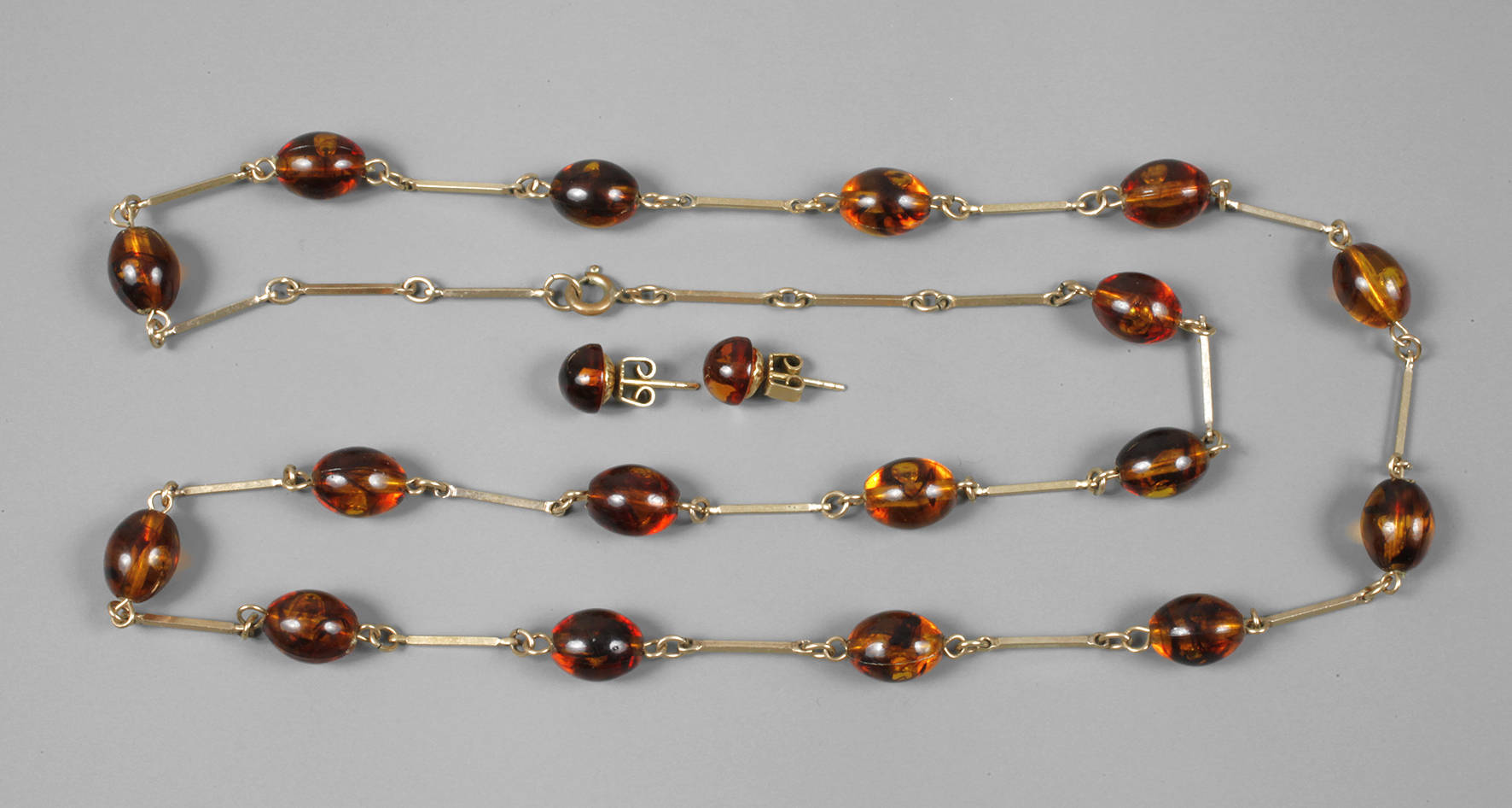 Bernsteinkette und -ohrstecker