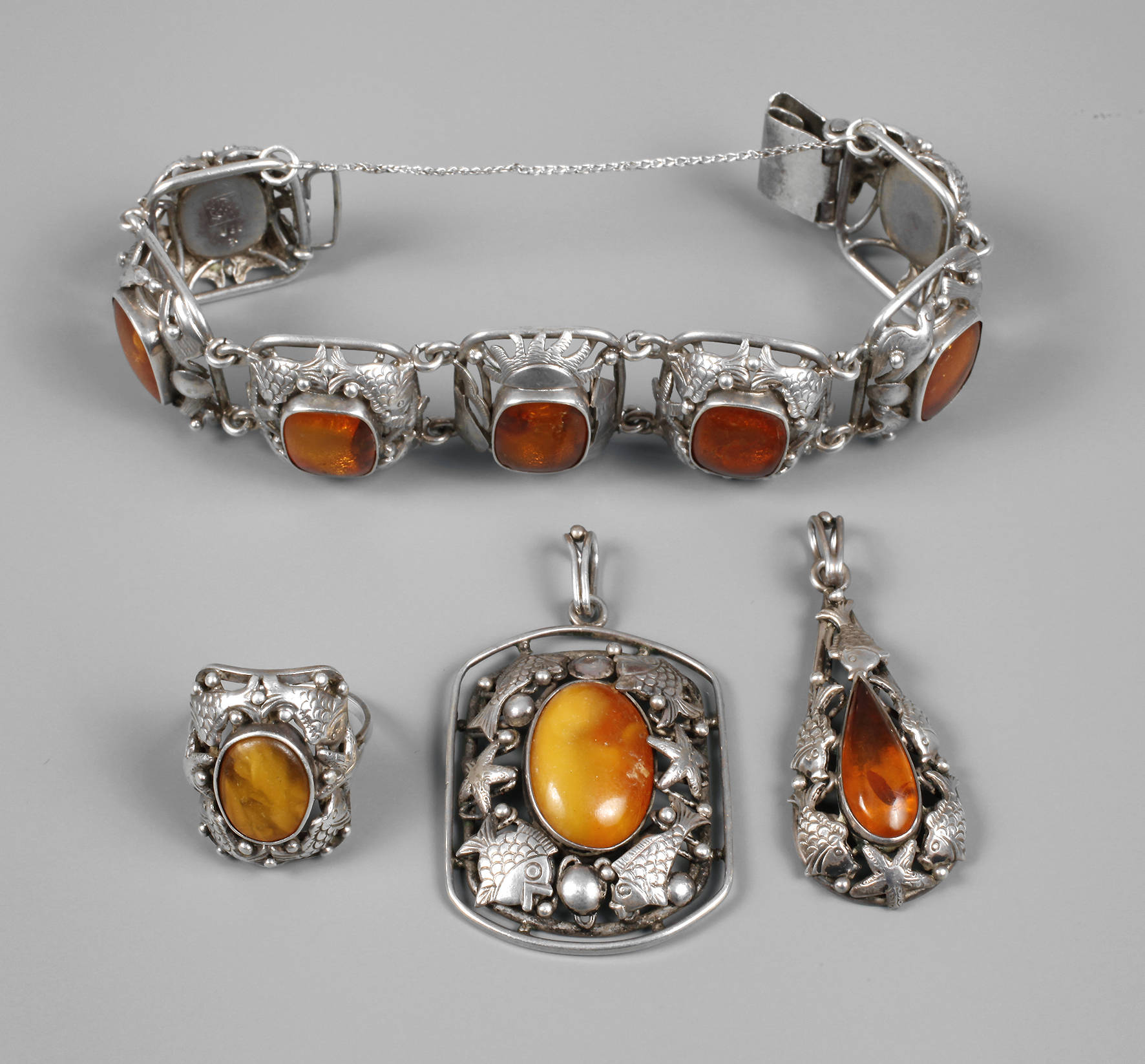 Vier Teile Fischlandschmuck