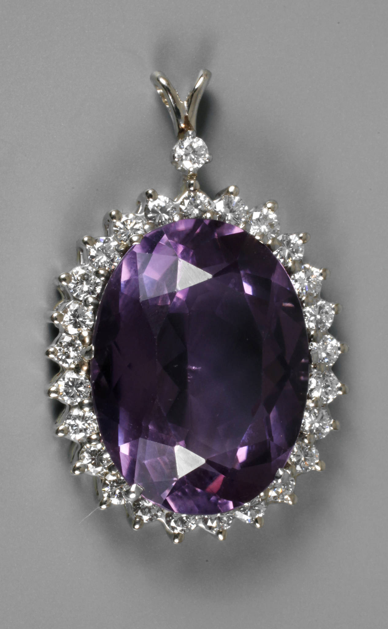 Großer Amethyst-Anhänger mit feinen Brillanten