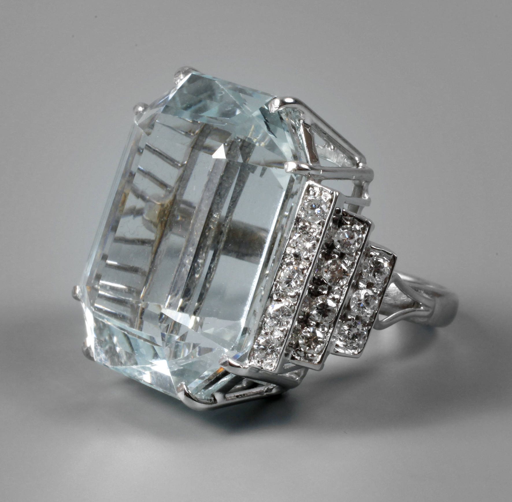 Feiner übergroßer Aquamarinring mit Brillant