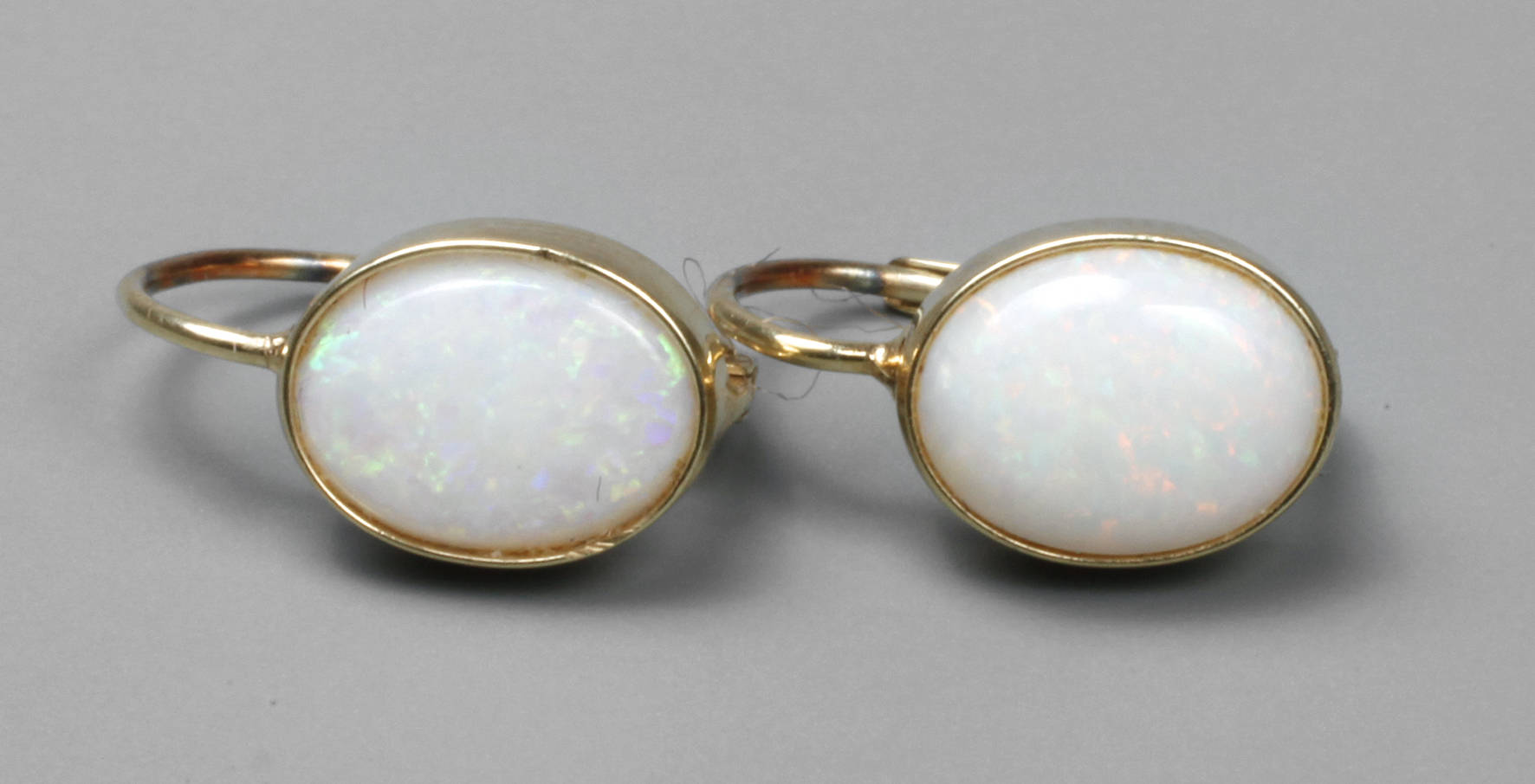 Paar kleine Goldohrhänger mit Opal