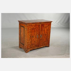 Kleiner Kabinettschrank