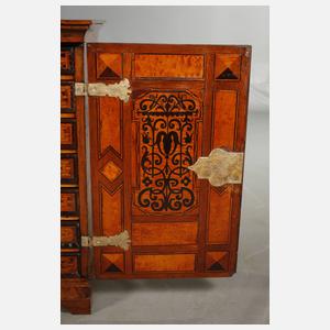 Kleiner Kabinettschrank