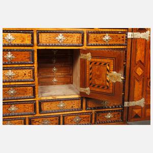 Kleiner Kabinettschrank