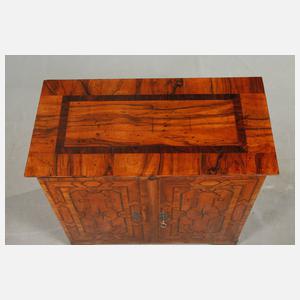 Kleiner Kabinettschrank