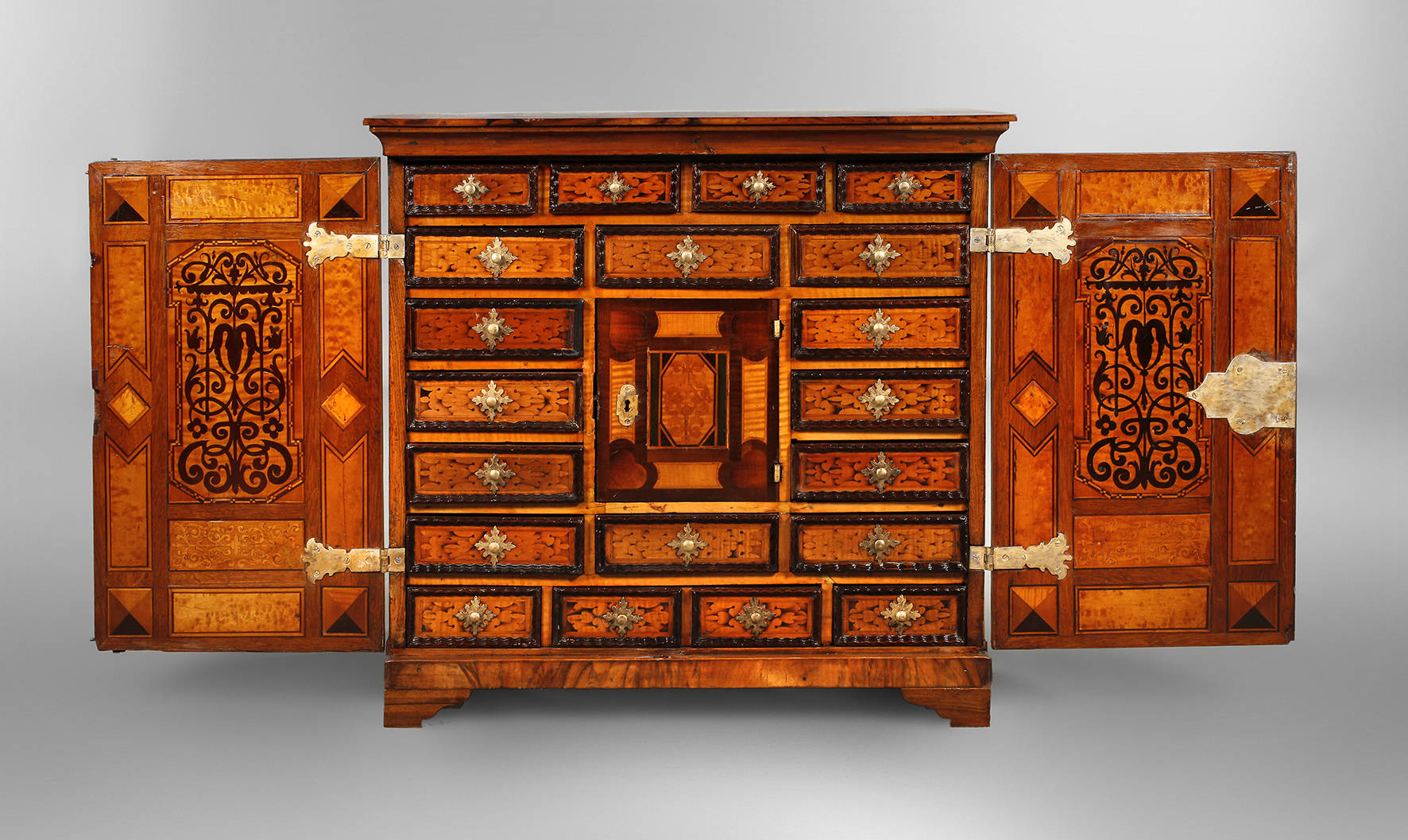 Kleiner Kabinettschrank