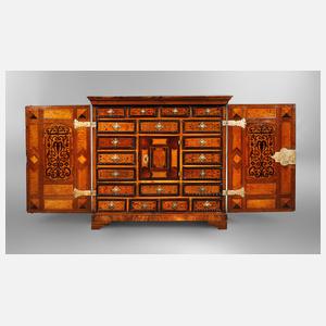 Kleiner Kabinettschrank