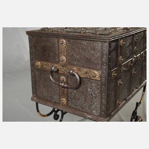 Prächtige Eisentruhe