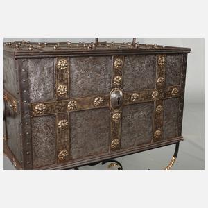 Prächtige Eisentruhe