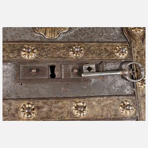 Prächtige Eisentruhe