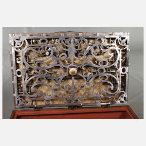 Prächtige Eisentruhe