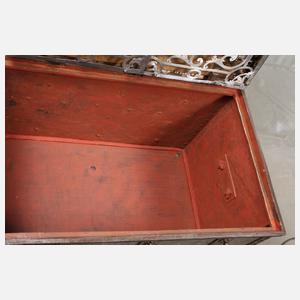 Prächtige Eisentruhe