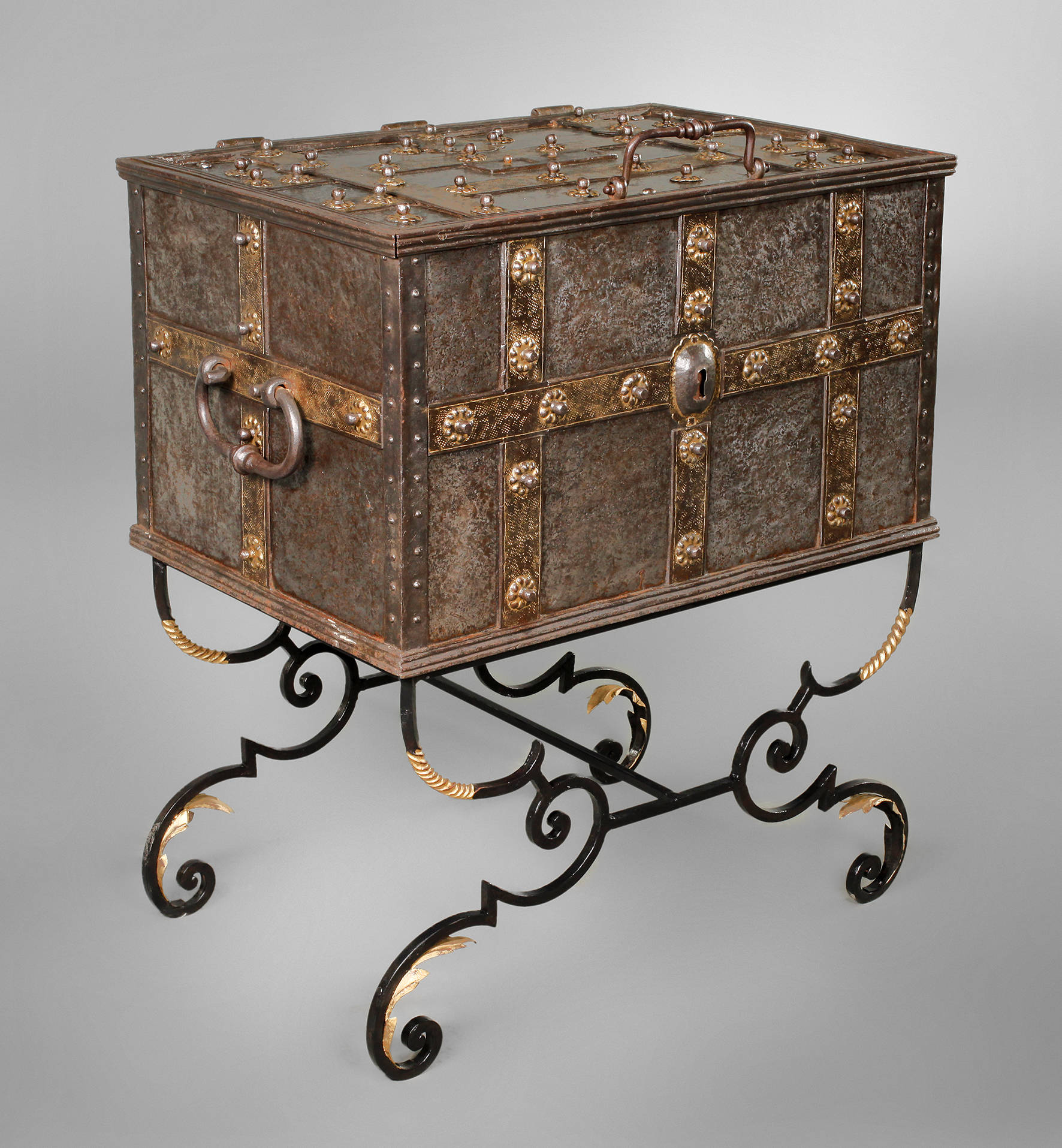 Prächtige Eisentruhe