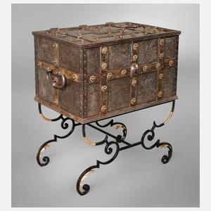 Prächtige Eisentruhe