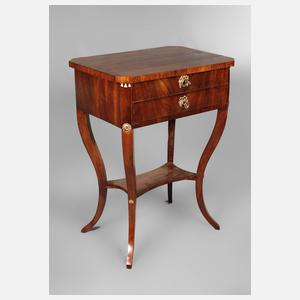 Klassizistischer Nähtisch