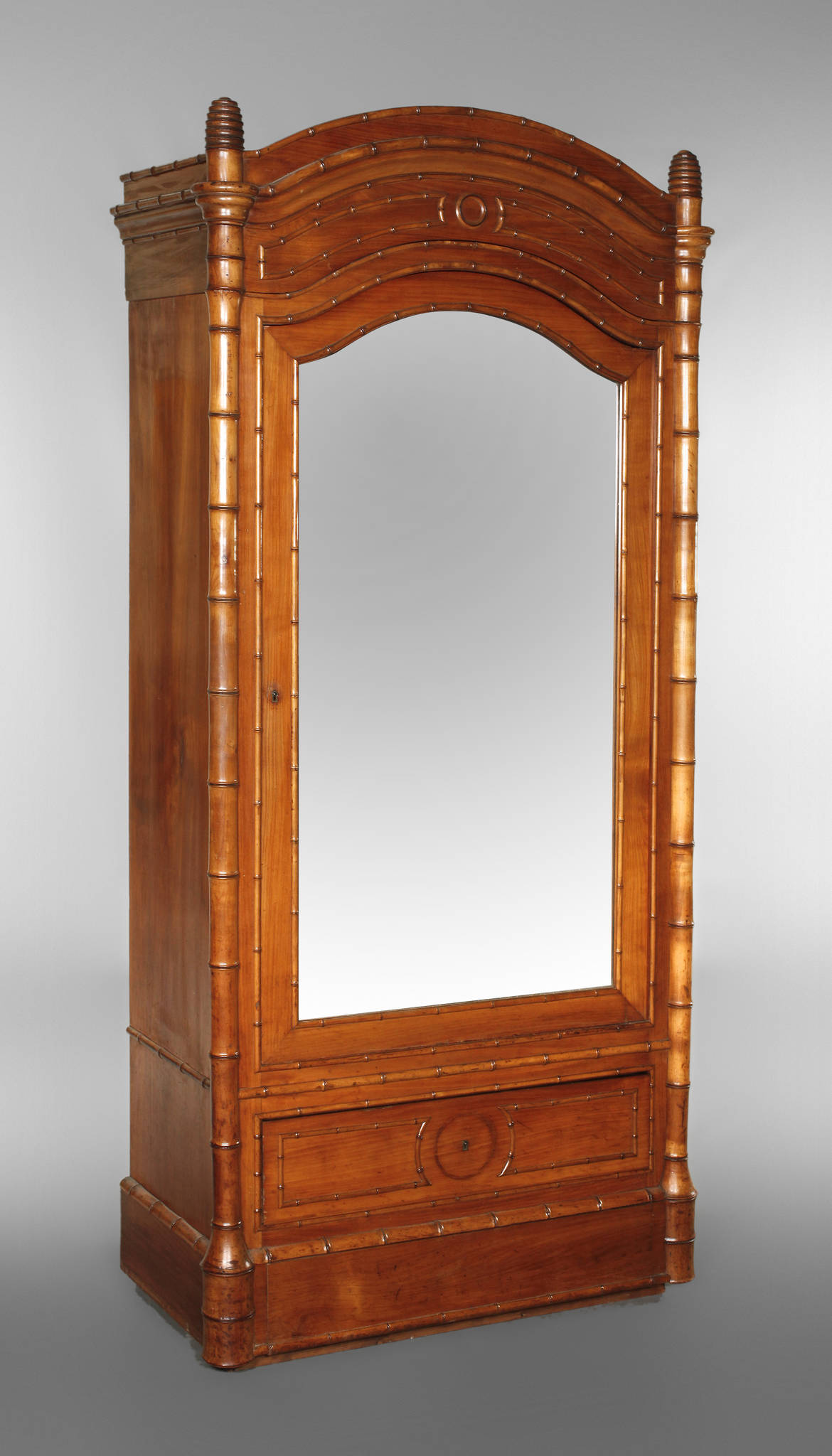 Kleiderschrank in Bambusoptik