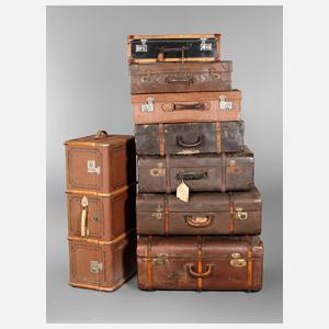 Acht alte Reisekoffer