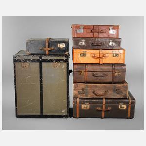 Acht alte Reisekoffer