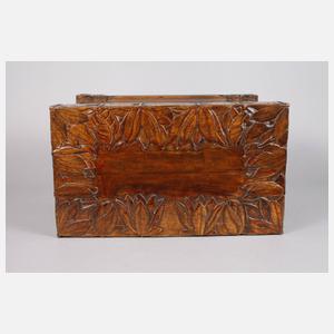 Geschnitzte Truhe
