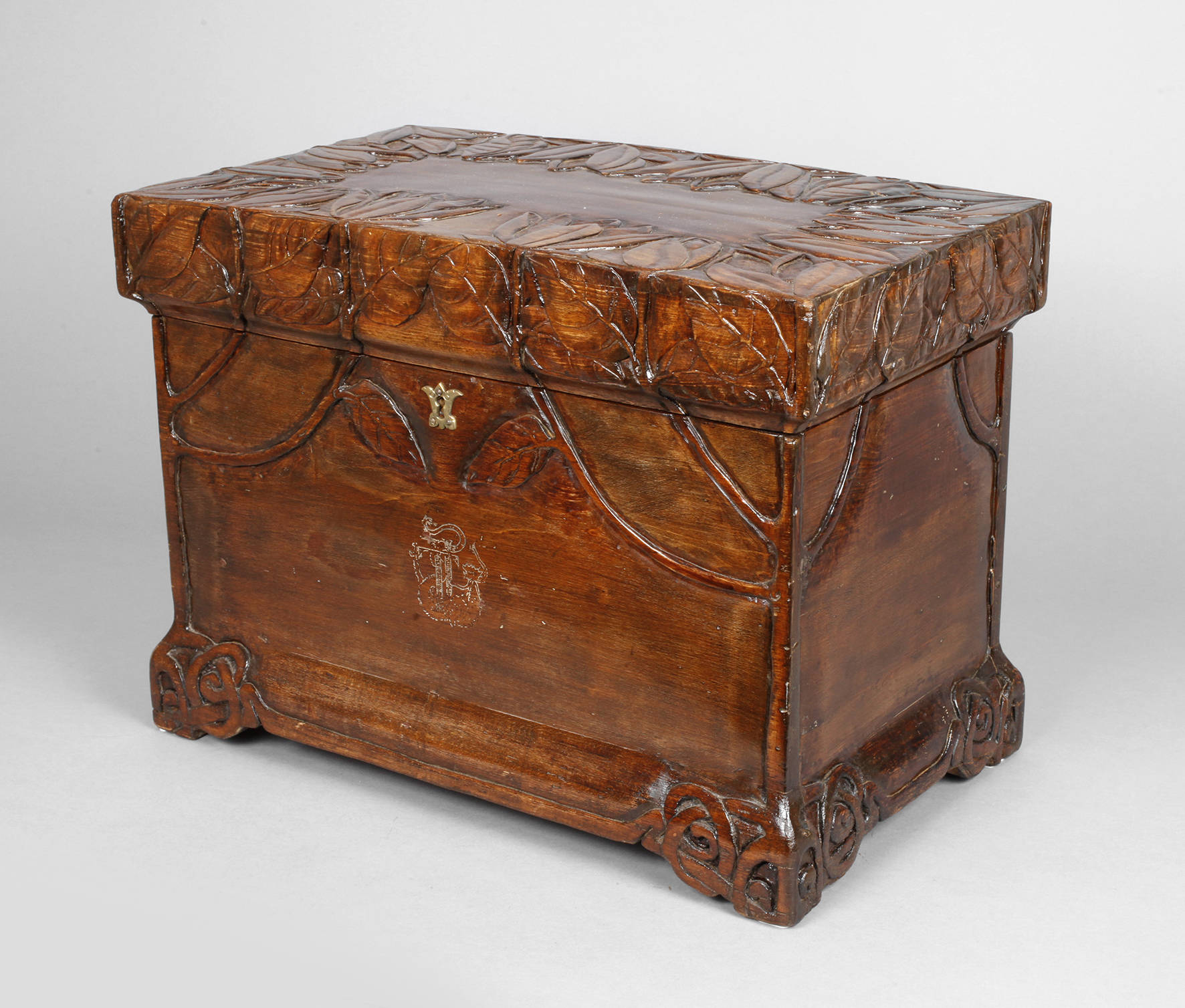Geschnitzte Truhe