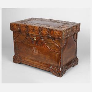 Geschnitzte Truhe