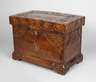 Geschnitzte Truhe