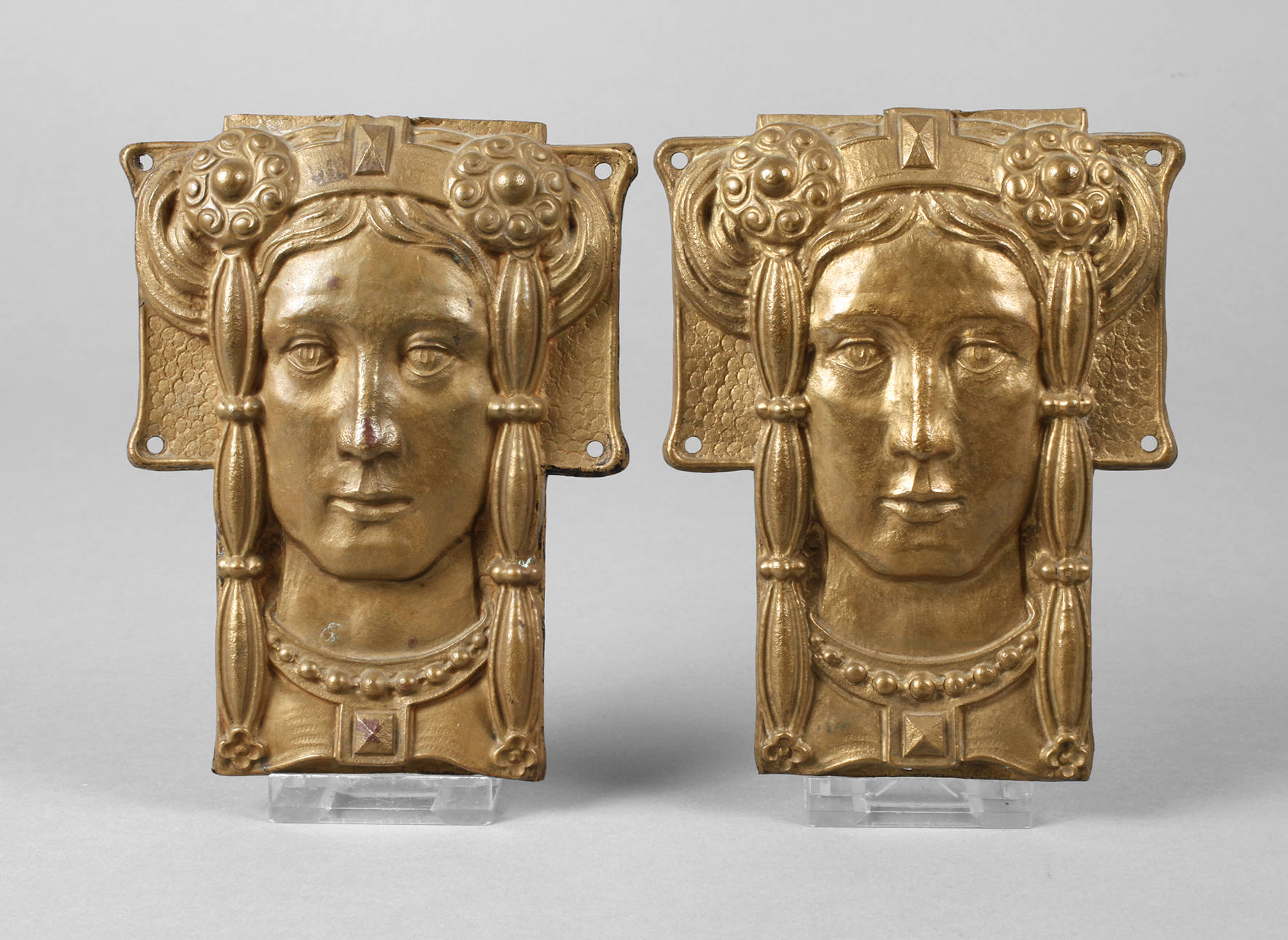 Paar Jugendstil-Applikationen