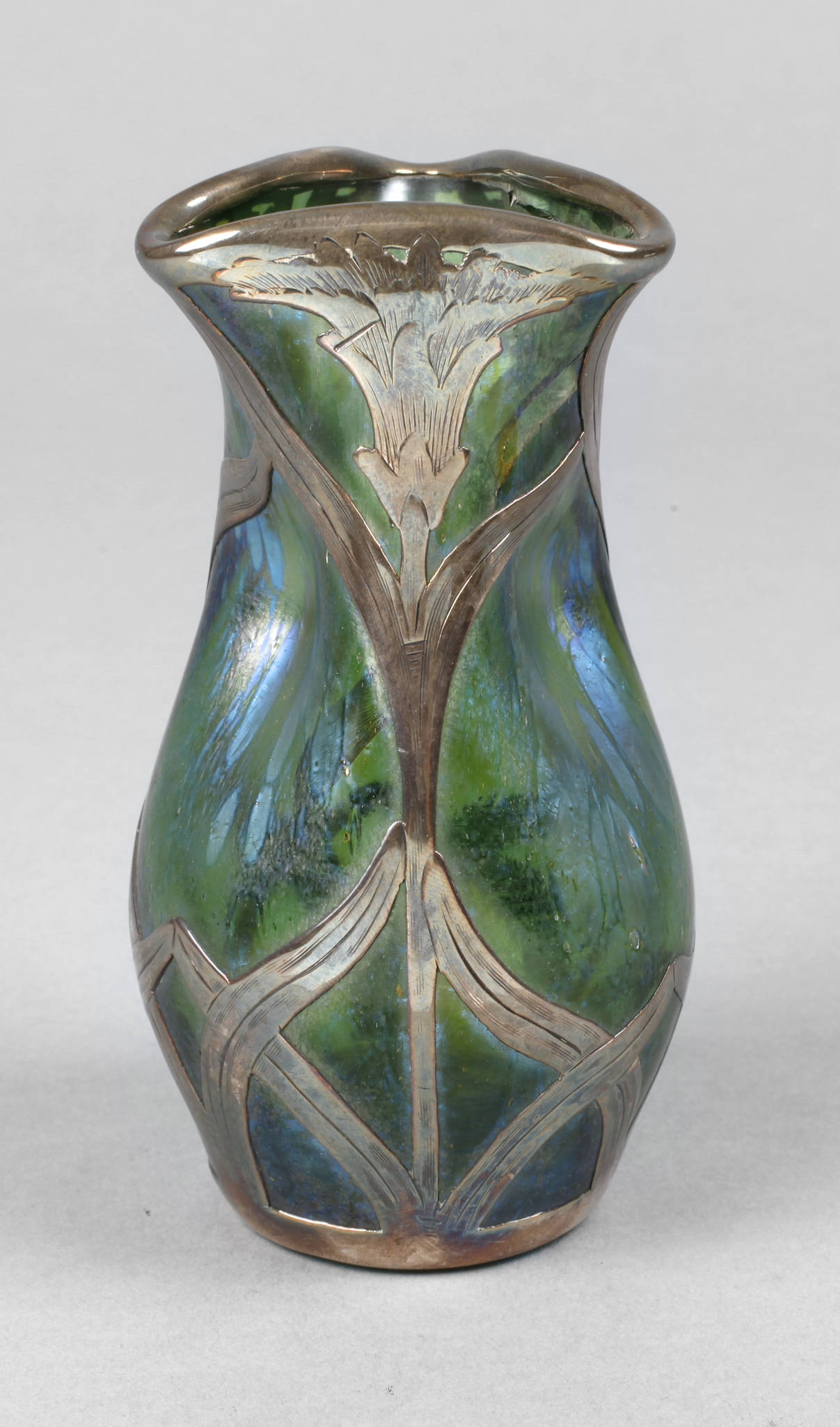 Loetz Wwe. Jugendstilvase mit Silberauflagen