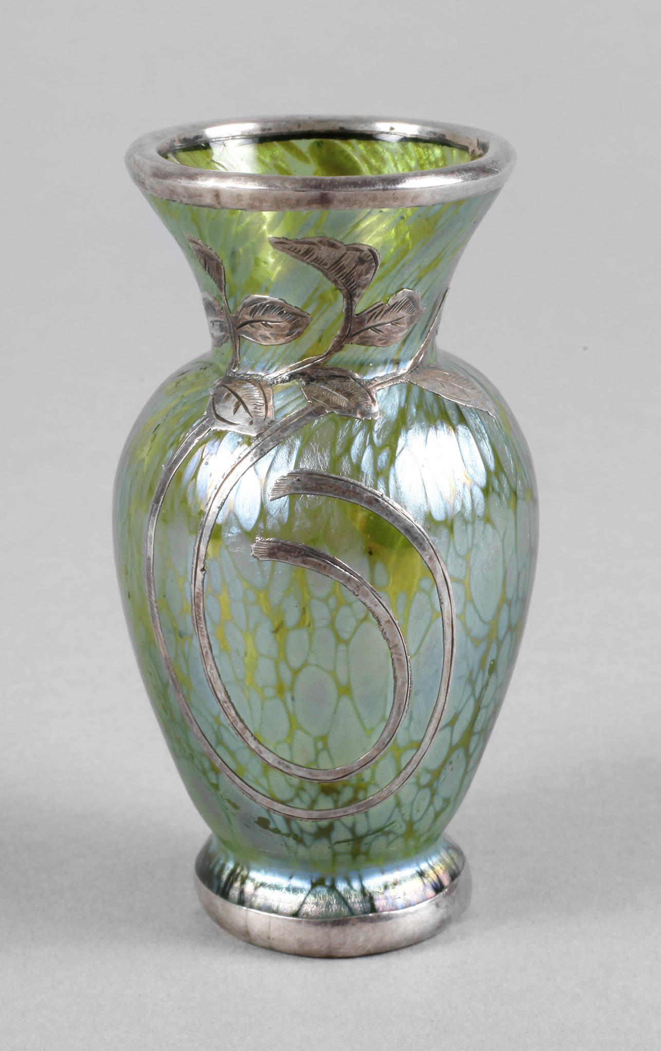 Loetz Wwe. kleine Jugendstilvase Silberoverlay