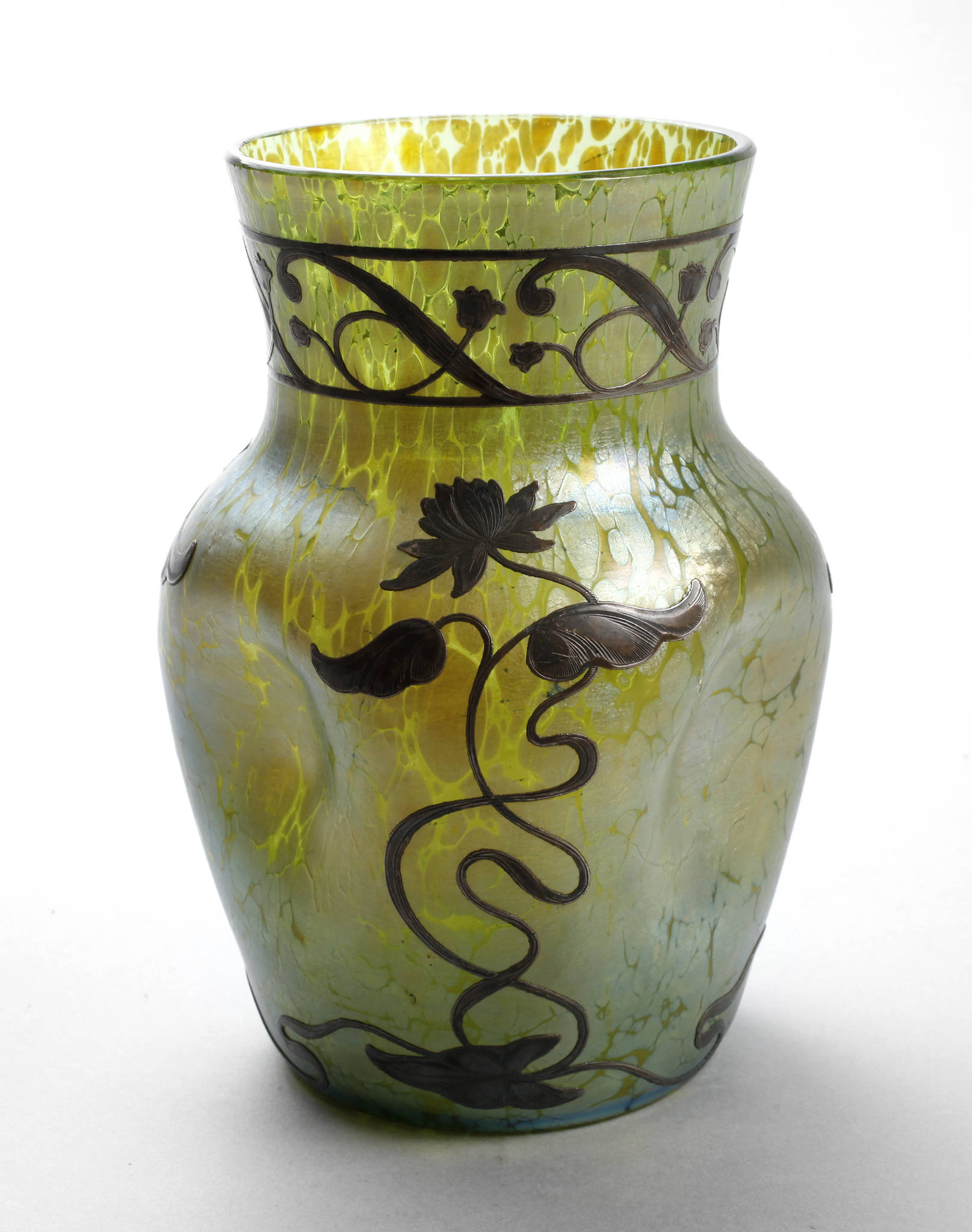 Loetz Wwe. Vase mit Silberauflage