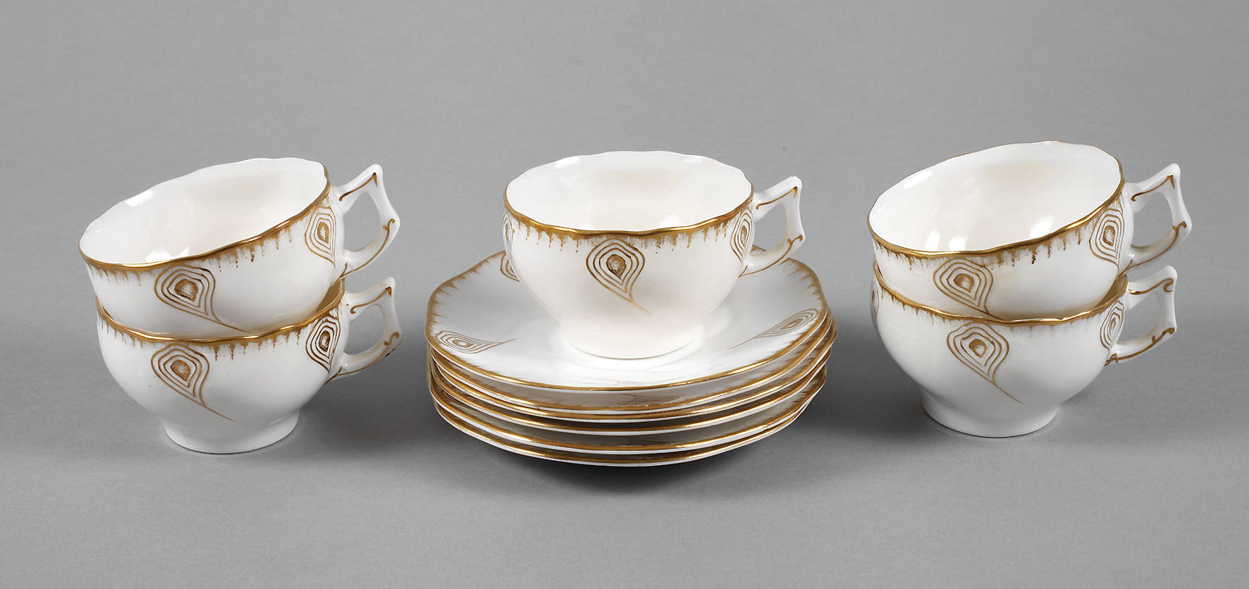 Fünf Jugendstiltassen mit sechs Untertassen
